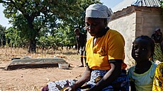 Píbuzní unesených dtí ze koly ve vesnici Papiri  v Nigérii ekají v obci...