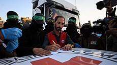 �len �erveného k�í�e p�ebírá t�lo nalezené palestinskými militanty Hamásu p�ed...