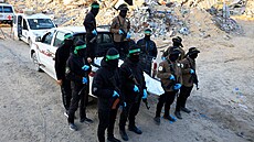 Palestintí militanti Hamásu a Islámského dihádu ekají na leny erveného...