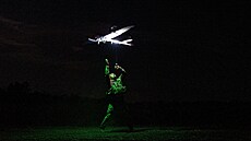Ukrajinský voják vypou�tí pr�zkumný dron na frontové linii v Don�cké oblasti....