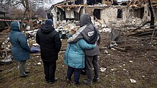 Natalia Malaoková a její píbuzní si prohlíejí její dm, který byl pokozen...