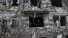 Obyvatel stojí v budov� zasa�ené b�hem ruského raketového a bezpilotního útoku...