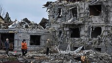 Obyvatelé stojí v budov� zasa�ené b�hem ruského raketového a bezpilotního útoku...