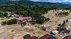 Pohled z dronu ukazuje oblast znienou bleskovou povodní v Batang Toru na...