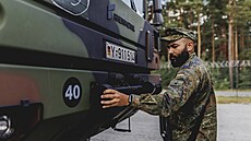 Voják provádí technickou kontrolu vozidel bhem vojenského cviení u...