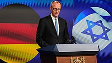 Izraelský premiér Benjamin Netanjahu a nmecký kanclé Friedrich Merz hovoí v...