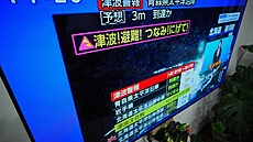 Na televizním obrazovce v Jokoham poblí Tokia se zobrazuje varování ped...