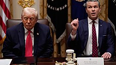 Prezident Donald Trump a ministr obrany Pete Hegseth b�hem zasedání kabinetu v...