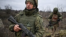 Rutí vojáci stojí na strái na pozorovacím stanoviti  na frontové linii u...