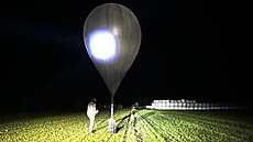 Litevská pohraniní strá na nedatovaném snímku kontroluje balón, který...