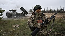 Ru�tí vojáci st�ílejí z raketometu BM-21 Grad na ukrajinské pozice u Lymanu....