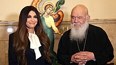 �ecký arcibiskup Ieronymos vítá velvyslankyni USA v �ecku Kimberly...