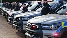 eská policie si poídí a 50 voz Toyota Hilux do tkého terénu, prvních...