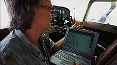 Iain Douglas-Hamilton p�i práci v terénu. (21. kv�tna 1998)