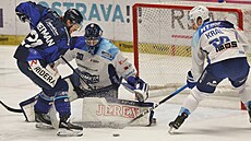 Vítkovický Yetman se snaí vyzrát na brnnského gólmana Stezku.