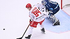 Andrej Nestrail z Tince se snaí vyzrát na libereckého brankáe Petr Kváu.