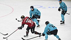 Sparanský kapitán Chlapík najídí do karlovarské obrany.