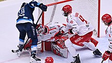 T�inecký gólman Kacetl se sna�í sebrat kotou� z hole libereckého Galvase.