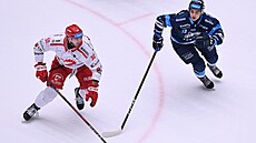 Martin Marin�in z T�ince se dostává p�ed Jaromíra Péreze z Liberce.