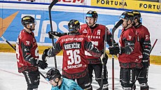 Hrái Sparty se radují z gólu do sít Karlových Var.