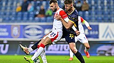 Slávista Prekop odehrává mí ped Takácsem z Teplic.