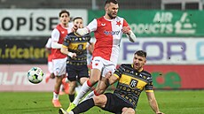 Teplický stoper Takács odehrává mí� p�ed slávistou Prekopem.