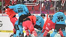 D�razný souboj p�ed brankou karlovarského Frodla.