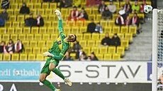 Teplický branká� Trmal se marn� otá�í za st�elou, která skon�ila na b�evn� jeho...