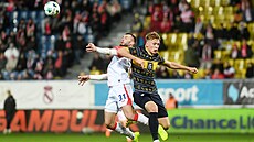 Slávista Erik Prekop (vlevo) se snaí dostat k míi.