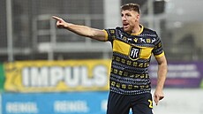 Teplický stoper Takács gestikuluje v zápase se Slavií.