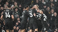 Hrá� Manchesteru City oslavují gól do sít� Fulhamu.