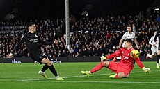 Foden z Manchesteru City p�ekonává branká�e Fulhamu Lena.