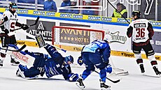 Brnnský branká Stezka pi zákroku proti stele Krejíka.