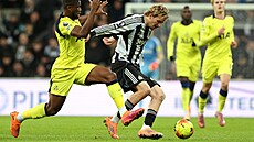 Kevin Danso z Tottenhamu (vlevo) se sna�í obrat o mí� Nicka Woltemadeho z...