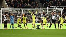 Cristian Romero z Tottenhamu (�tvrtý zleva) se raduje se svými spoluhrá�i...