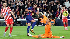 Ferran Torres st�ílí t�etí gól Barcelony do sít� Atlética Madrid.