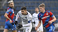 Slovácký záloník Michal Trávník probíhá s míem okolo Lukáe erva z Plzn.