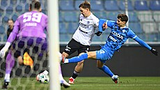 Zviad Nakebija ze Zlína se snaí obehrát bránícího Filipa Matouka z Mladé...