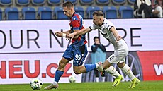 Plze�ský Amar Memi� se s mí�em sna�í uniknout Patriku Blahútovi ze Slovácka-