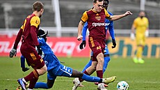 Liberecký záloník Toumani Diakite se snaí vypíchnout mí soupei z Dukly.