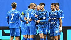 Mladoboleslavtí fotbalisté se radují z gólu.