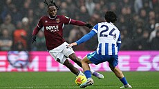 Aaron Wan-Bissaka z West Hamu a brightonský Ferdi Kadioglu