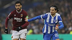 Ferdi Kadioglu z Brightonu (vpravo) s mí�em p�ed Lucasem Paquetou z West Hamu