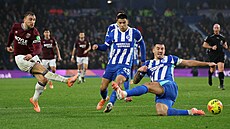 Jarrod Bowen z West Hamu st�ílí na bránu v utkání proti Brightonu.