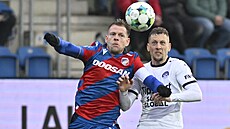 Plze�ský úto�ník Mat�j Vydra (vlevo) v souboji s Milanem Rundi�em ze Slovácka