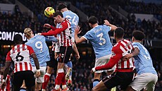 Obránce Jo�ko Gvardiol z Manchesteru City st�ílí hlavou gól v utkání proti...