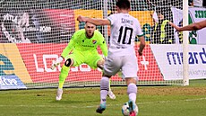 Karvinský Denny Samko v anci ped brankáem Dominikem Holcem z Baníku