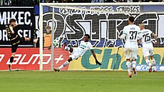 Karvinský stoper Sahmkou Camara vykopává balon z branky p�ed ostravským...