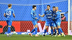 Fotbalisté Mladé Boleslavi se radují z gólu.