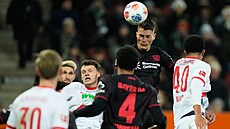 Úto�ník Patrik Schick z Leverkusenu hlavi�kuje v utkání proti Augsburgu.